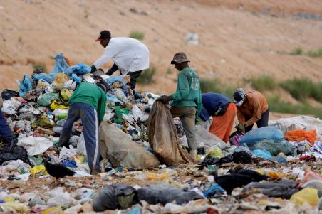 Abfallsammler (Catadores) sammeln recycelbare Kunststoffabfälle